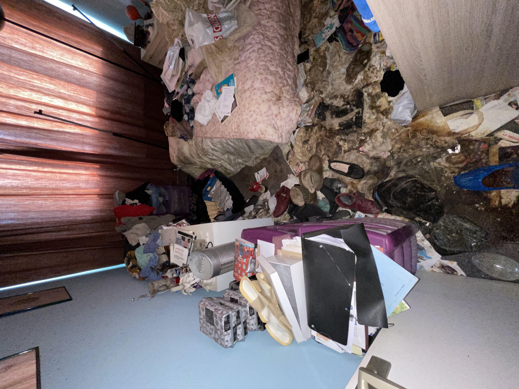 Chambre avant nettoyage extrême : encombrement de literie et déchets après squat