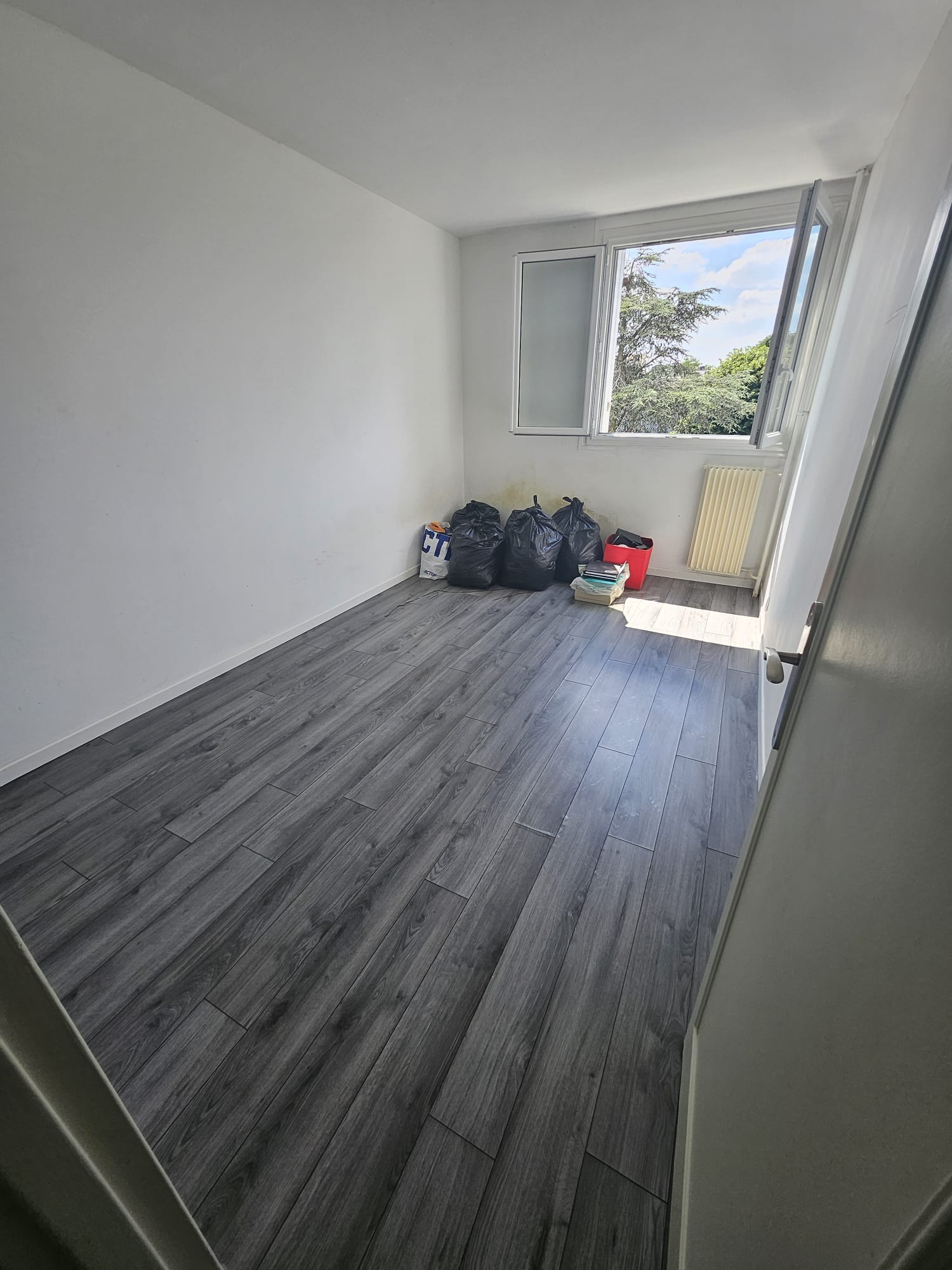 Même chambre après nettoyage extrême : pièce vidée, désinfectée, prête pour la relocation